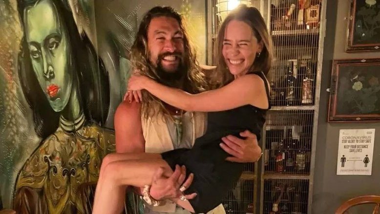 Foto mostra amizade entre Emilia Clarke e Jason Momoa após ’Game of Thrones’