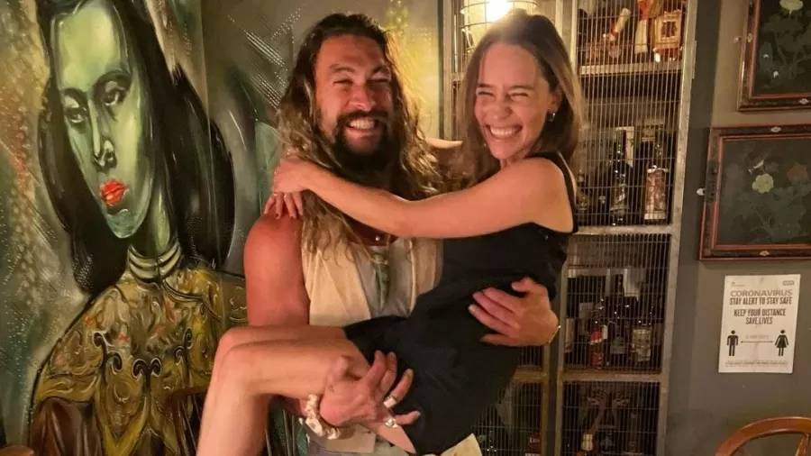 Foto mostra amizade entre Emilia Clarke e Jason Momoa após ’Game of Thrones’