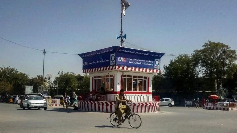 Centenas de soldados afegãos se entregam aos talibãs perto de Kunduz