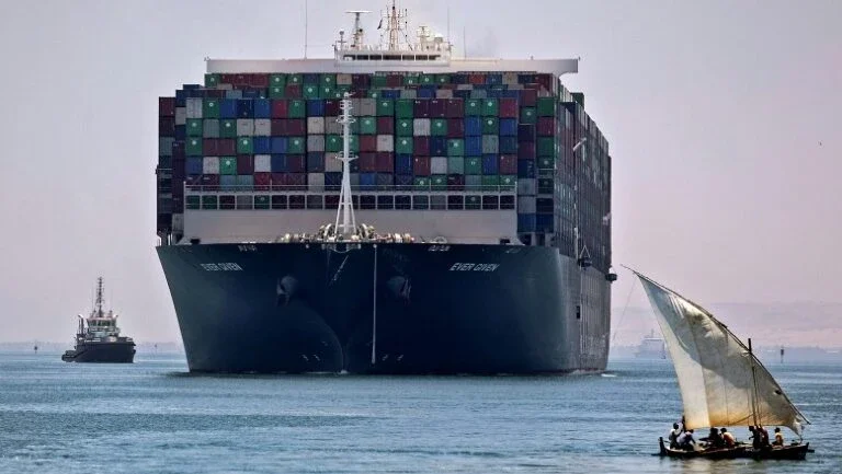 Navio que bloqueou o Canal de Suez se dirige novamente à Ásia
