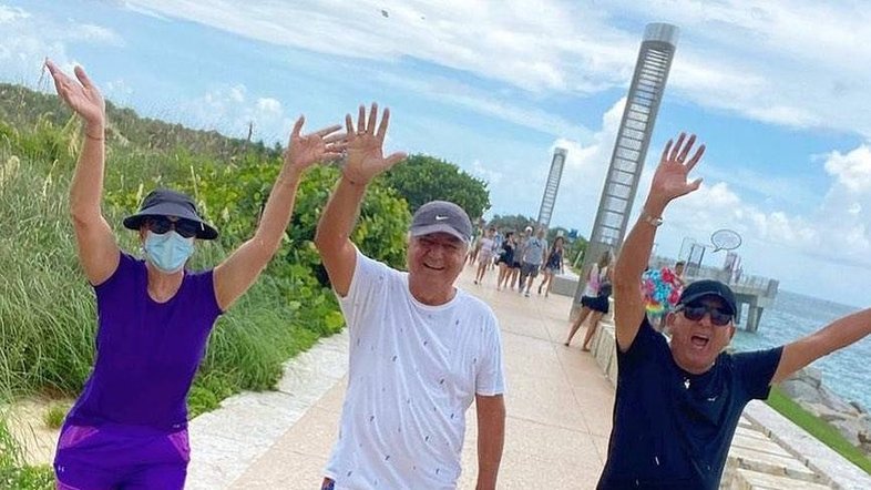 Galvão Bueno curte descanso com mulher e Arnaldo Cezar Coelho nos EUA
