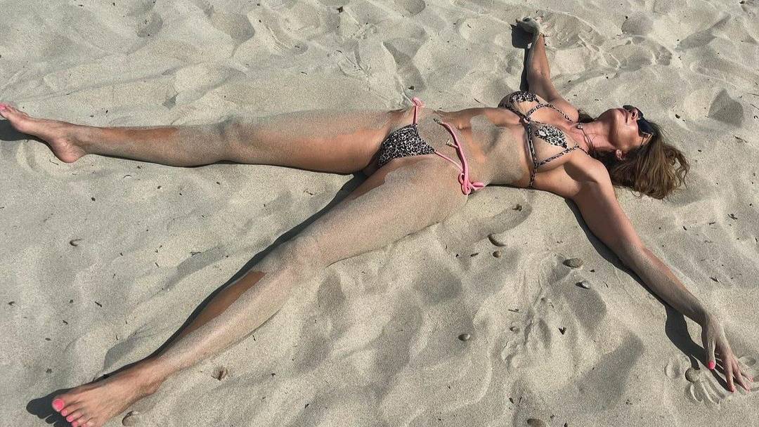 Luciana Gimenez lamenta fim das férias em Ibiza e fã elogia: "Sereia"