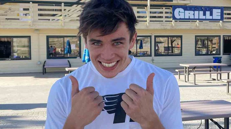 Influencer americano é preso acusado de roubo, agressão e conspiração