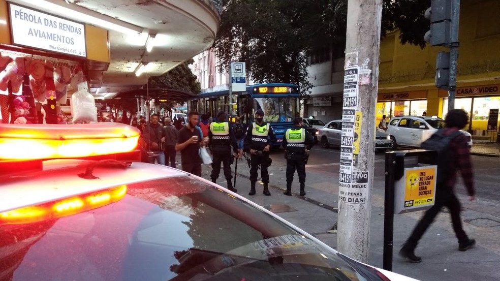 Idoso chama mulher de 'macaca' e tenta fugir, mas acaba preso em Belo Horizonte