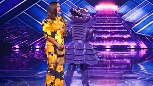 'The Masked': Ivete 'nada isentona' faz piada de jacaré vacinado e público pira