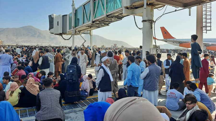 Imagens: Confusão e desespero no aeroporto de Cabul após vitória do Talibã