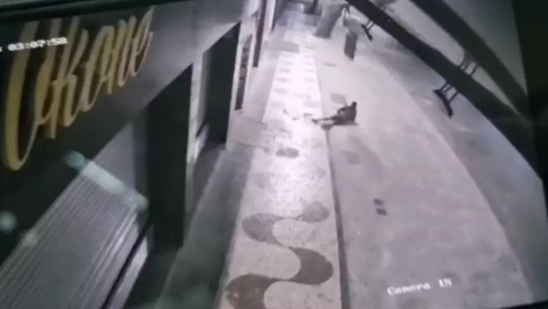 Vídeo: Ladrão cai de prédio e é atingido por TV que furtava