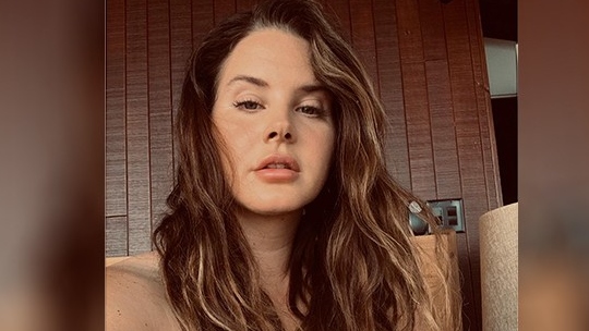 Lana Del Rey Ganha Pedido De Casamento De F Ap S Posar De Topless Isto Independente