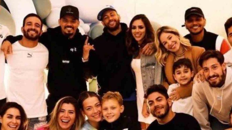 Neymar e Bruna Biancardi aparecem pela primeira vez abraçados em foto