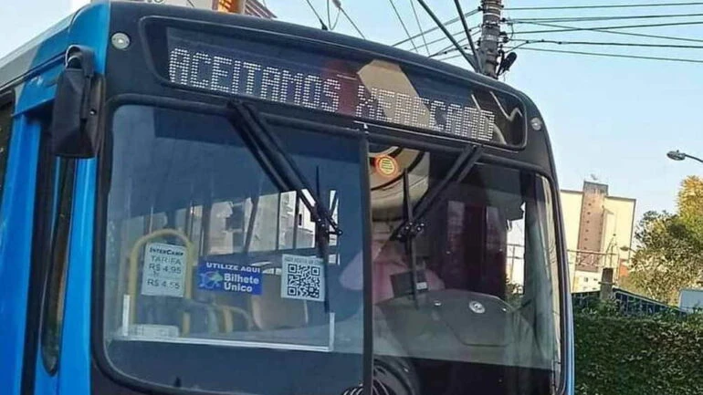 Motorista exibe mensagem "Aceitamos Xerecard" em letreiro de ônibus e é demitido