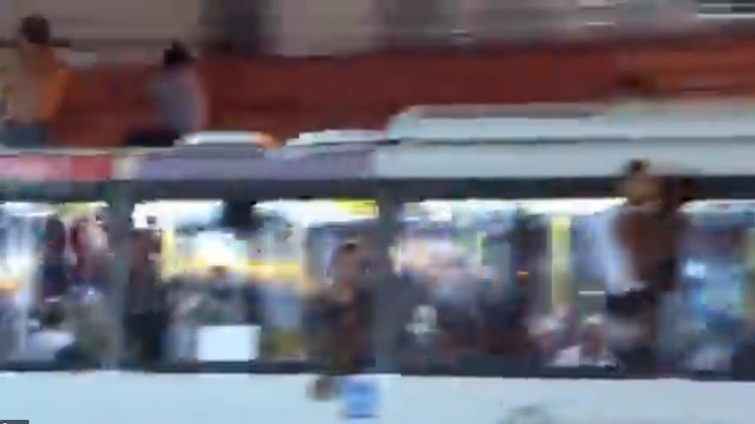 Vídeo: Jovens causam confusão em ônibus no Rio de Janeiro, e homem diz que foi agredido
