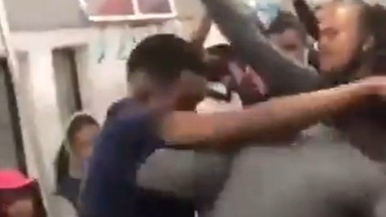 Vídeo: Passageiros brigam em metrô após acusação de assédio