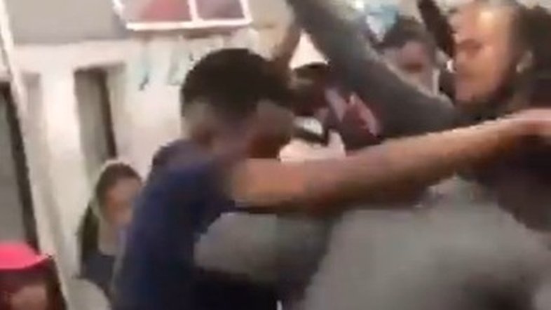 Vídeo: Passageiros brigam em metrô após acusação de assédio