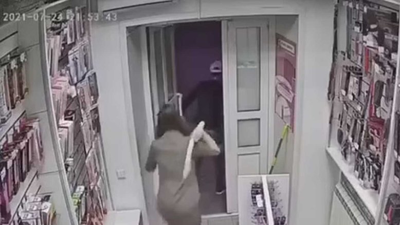 Vídeo: Atendente de sex shop expulsa ladrão usando brinquedo sexual