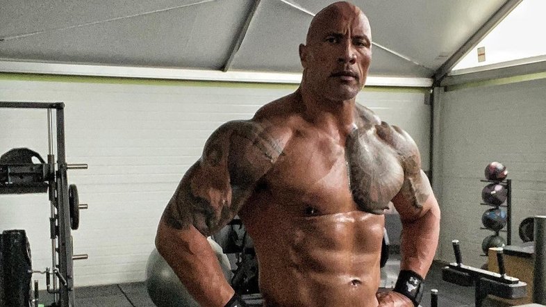The Rock explica abdômen 'tanquinho imperfeito': 'Cirurgia de emergência'