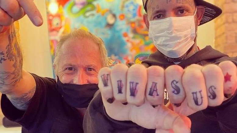 Com corpo 90% tatuado, Tico Santa Cruz explica 'homenagem ao SUS'