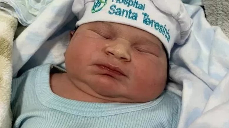 Valentim nasce com 5,3 kg em Santa Catarina e é chamado de 'super bebê'