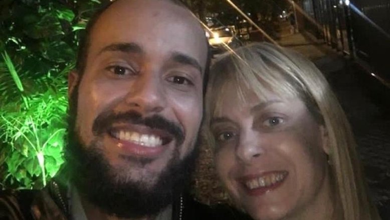 Mãe de suspeito de matar dubladora de Margarida se entrega à polícia