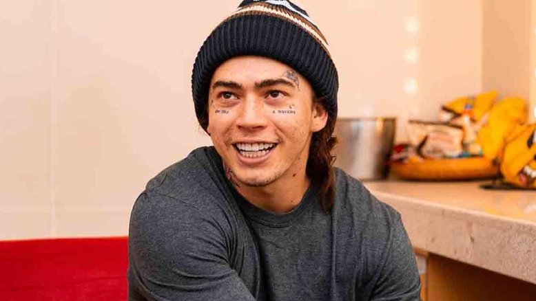 Hater diz que Whindersson Nunes não canta bem e comediante rebate
