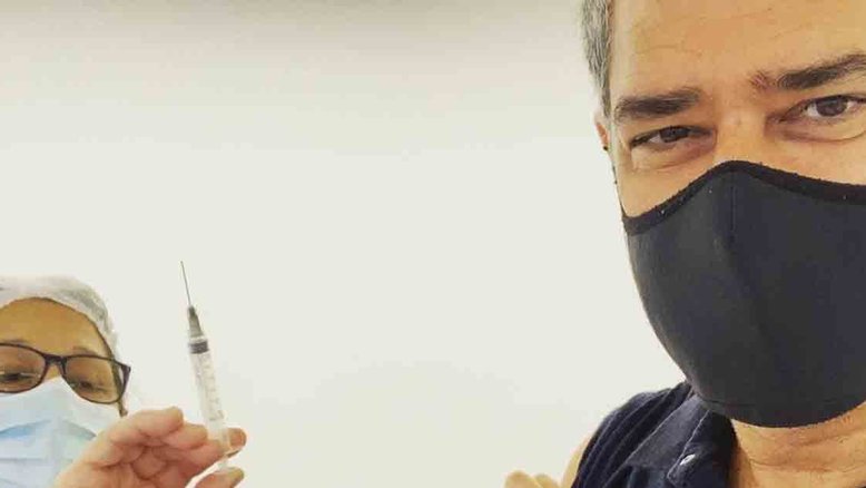 William Bonner toma a segunda dose da vacina contra Covid-19