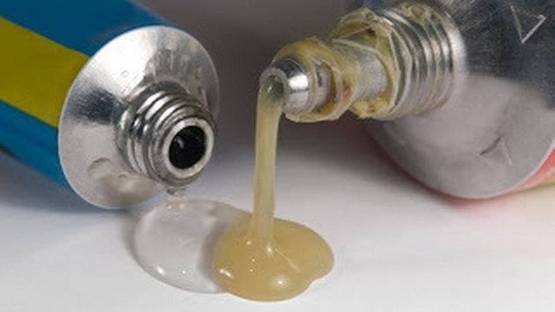 Sob efeito de drogas, homem morre após usar supercola como camisinha na Índia