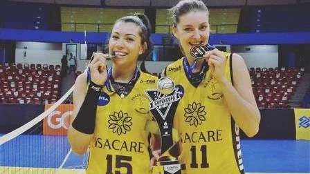 Ana Carolina, do vôlei, vive história de amor com atleta do mesmo clube