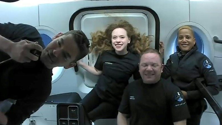 Como é a vida a bordo da cápsula Dragon da SpaceX?