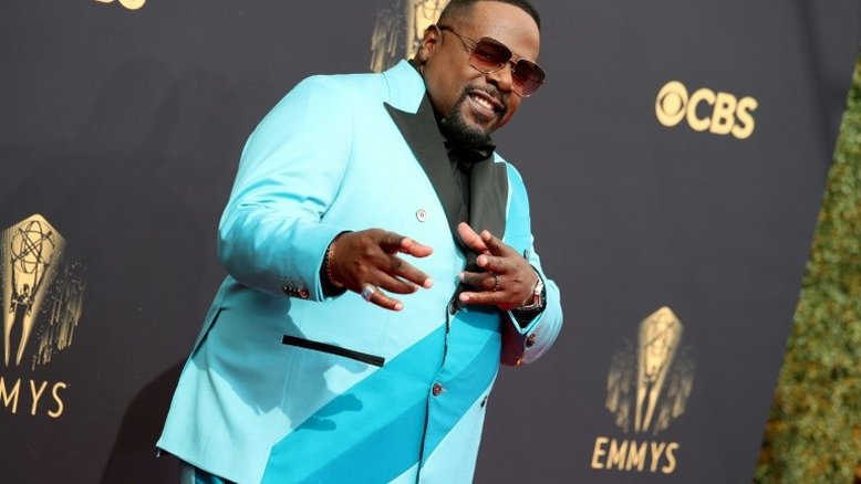Emmy começa com número musical