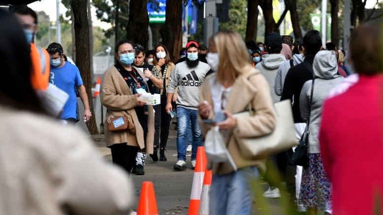 Australianos vislumbram o fim do confinamento com a queda de casos de covid-19