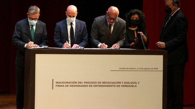 Início de rodada de diálogo entre governo e oposição venezuelanos é adiado