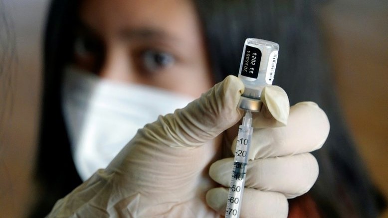 Especialistas dos EUA votam a favor de terceira dose da Pfizer para idosos