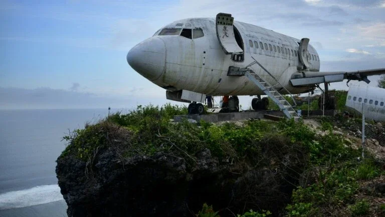 Avião é instalado no topo de penhasco em Bali para atrair turistas