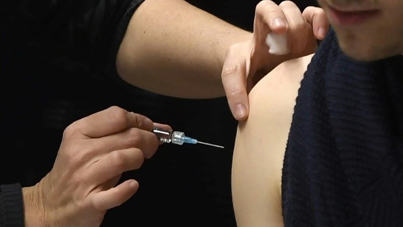 A meningite é uma inflamação perigosa das membranas que circundam o cérebro e a medula espinhal, causada, principalmente, por uma infecção bacteriana, ou viral