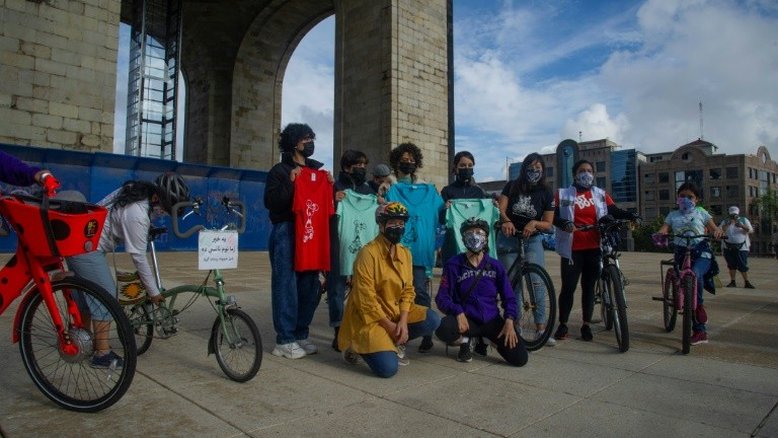 Jovens afegãs refugiadas fazem passeio de bicicleta no México