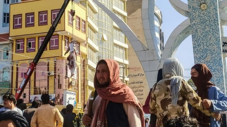 Talibãs exibem corpos de sequestradores em cidade no Afeganistão