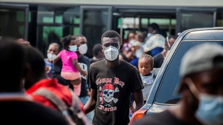 Expulsos em massa do Texas, haitianos lutam contra a raiva e a angústia em seu retorno