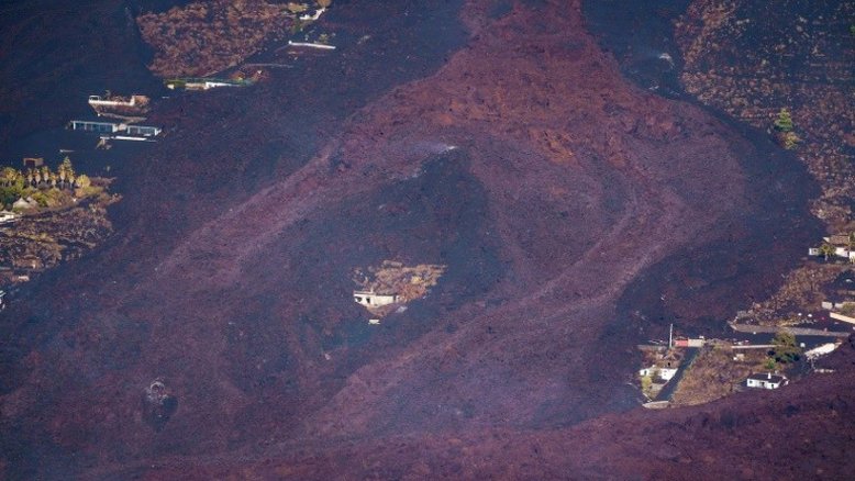 Lava de vulcão das Canárias chega ao mar