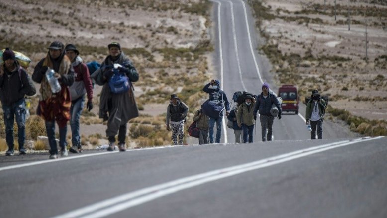 Centenas de venezuelanos cruzam da Bolívia para o Chile, apesar das ameaças de deportação