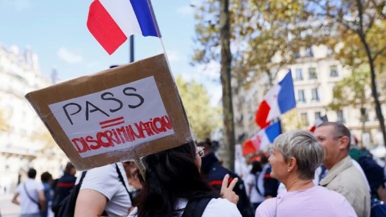 Oitenta mil se manifestam na França contra passaporte sanitário