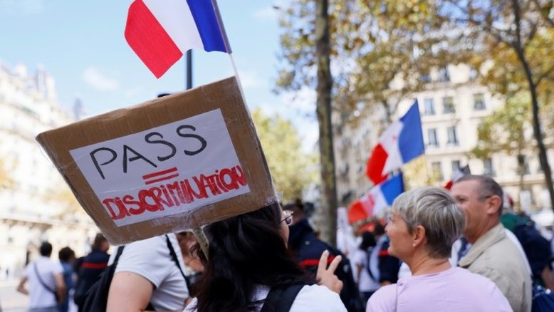 Oitenta mil se manifestam na França contra passaporte sanitário