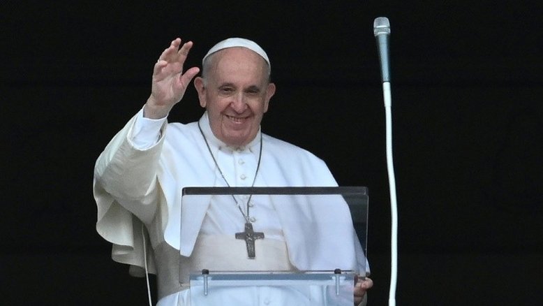 "Estou vivo, embora alguns me quisessem morto", brinca o papa