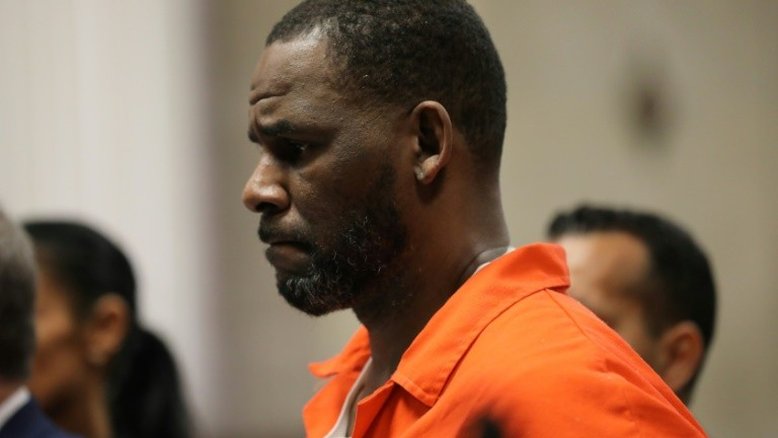 R. Kelly é considerado culpado de todas as acusações, inclusive abuso e tráfico sexual