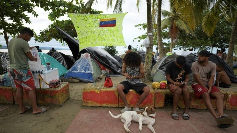 Na rota para os EUA, haitianos ajudam venezuelanos na fronteira Colômbia-Panamá