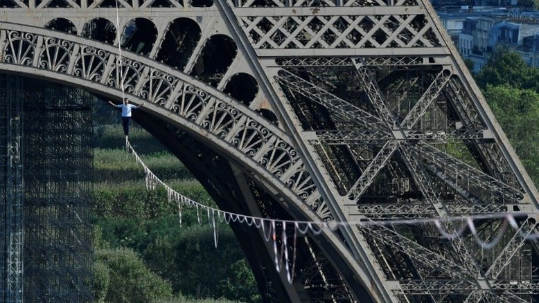 Equilibrista cruza Paris sobre o rio Sena