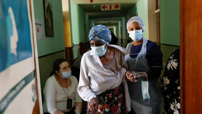 Entre promessas e restrições, quem ajuda a África na batalha pelas vacinas?