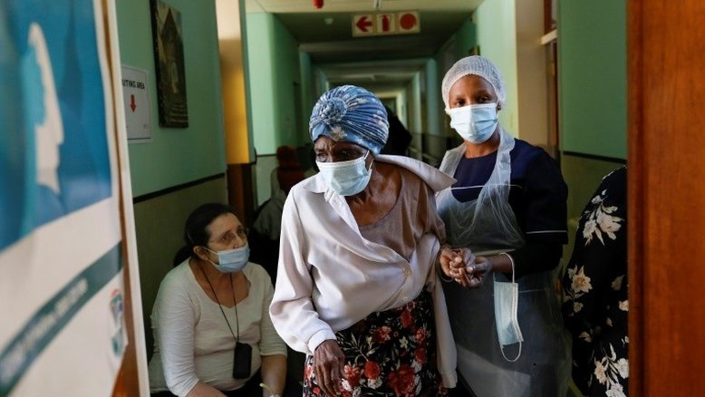 Entre promessas e restrições, quem ajuda a África na batalha pelas vacinas?