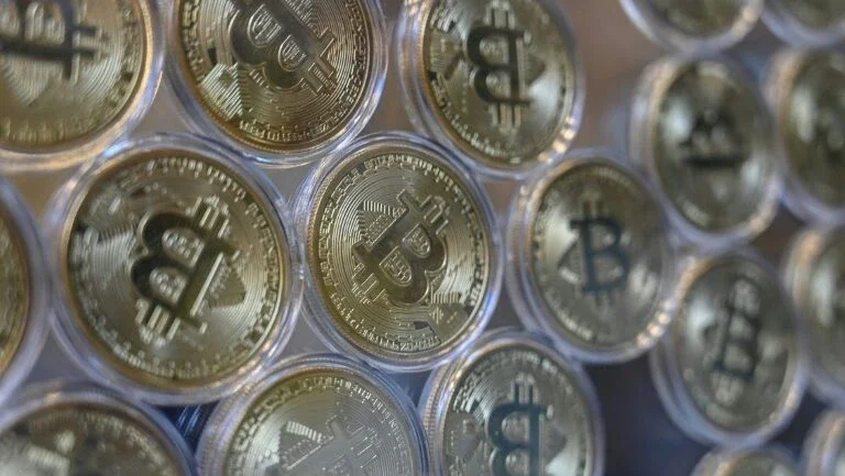 Criptomoedas operam no âmbito dos bancos e preocupam reguladoras