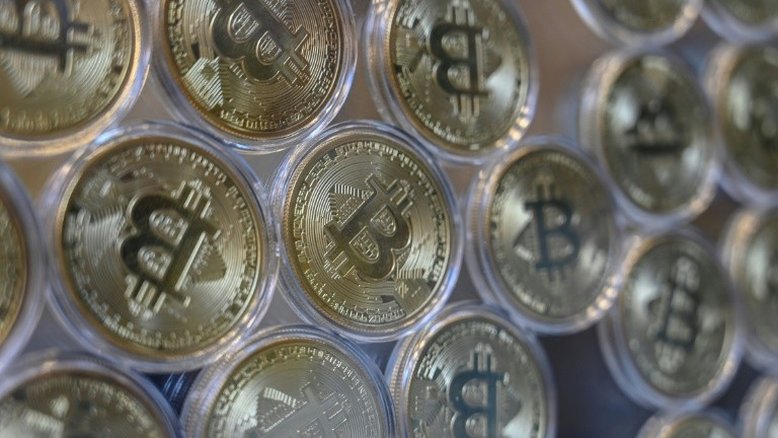 Criptomoedas operam no âmbito dos bancos e preocupam reguladoras