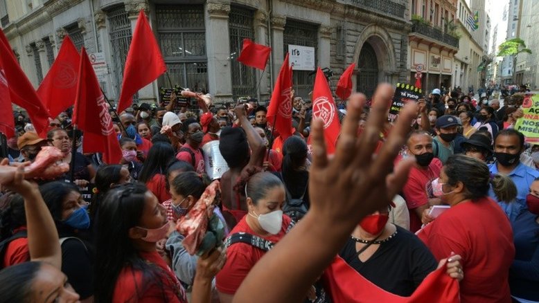 MTST ocupa Bolsa de Valores de SP para protestar contra 'carestia' e 'fome'