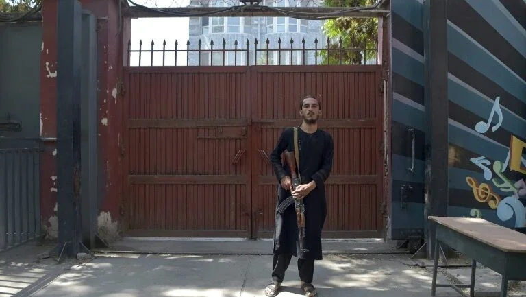 Músicos de Cabul inconsoláveis após abandonarem seus instrumentos